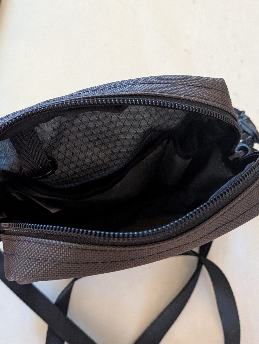 Tom Bihn Everyday Cubelet Crossbody Bag Ursa - Picture 2 of 3